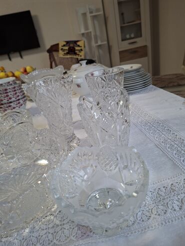 Наборы посуды: Набор столовой и чайной посуды, а также хрустальные вазы/салатники — 4