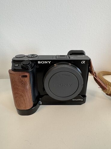 Фотоаппараты: Продаю свой Sony a6100 с деревянной ручкой smallrig. Для лучшего хвата