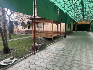 проекты двухэтажных домов в кыргызстане: 220 м², 7 комнат, Старый ремонт Кухонная мебель
