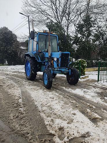 Traktorlar: Mavi rəngli təkərli kənd təsərrüfatı traktoru ili 1992 ki tam zavoduu — 2