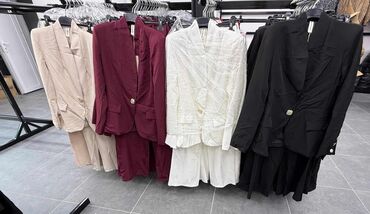 Kostimi: Elegantno žensko odelo u više boja, sa sakoom i pantalonama. Sako ima — 1