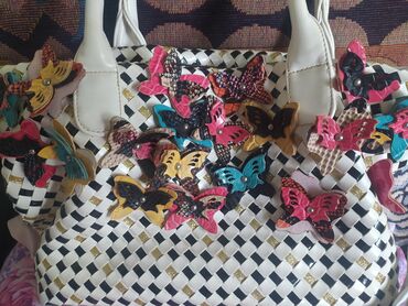 сумка женская бежевая: Продаю женские сумки 1) с бабочками б/ у в отличном состоянии