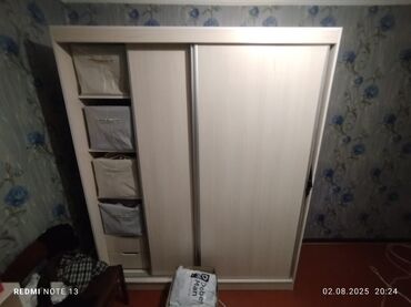 кухонный шкаф для посуды: Комплект,Шкаф-купе с двумя раздвижными дверцами, выполненный в светлых