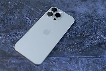 iphone под подушкой: IPhone 16 Pro, Б/у, 256 ГБ, White Titanium, Зарядное устройство, 87 % — 1