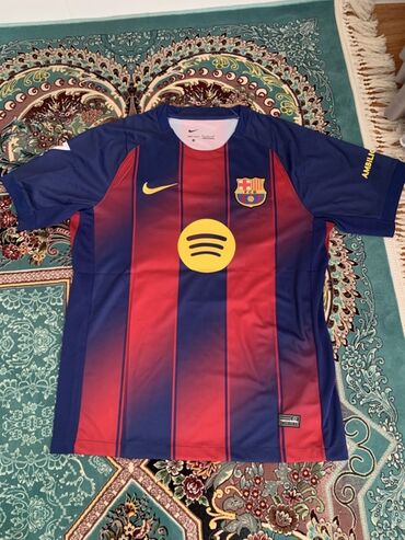 форма реал мадрида: Игровая футболка Nike футбольного клуба Barcelona (домашняя). -