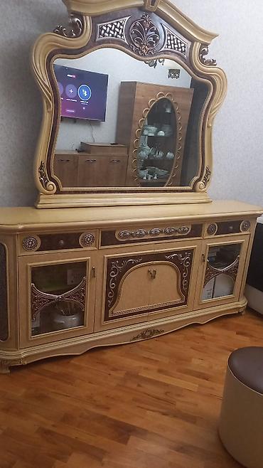 Bufetlər: Satılır klassik dizaynlı güzgülü komod. Taxta karkas, qızılı və — 1