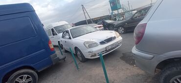 машина ласетти: Белый седан Daewoo Nexia с характерным дизайном кузова. Автомобиль