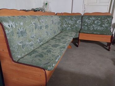 кухонный стол со стульями: Угловой диван, цвет - Зеленый, Б/у