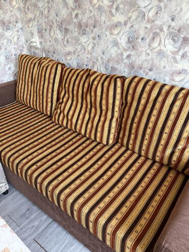 большой удобный диван: Диван-кровать, цвет - Коричневый, Б/у