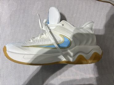 Ayaqqabılar: Məhsul: Nike basketbol krossovkası - Rəng: ağ üstlük, açıq mavi