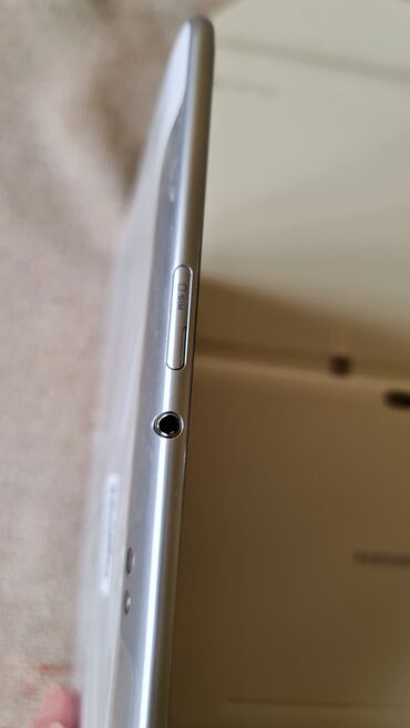 Tableti: Tablet samsung kao nov ima jos folije na sebi samo proban.veliki 10.1 — 6