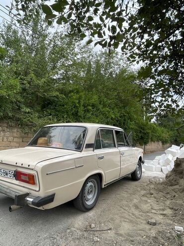 ваз фонари задние: Bej rəngli, dördqapılı sedan kuzalı minik avtomobili. Avtomobilin arxa