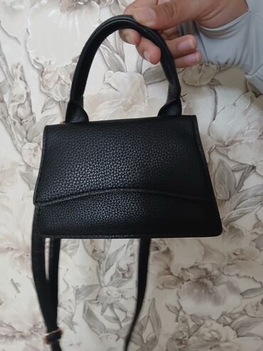 Классические сумки: Сумочки.
Разного цвета белый, бежевый и черный — 4