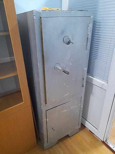 seyf dolab: Metall seyf, iki bölməli konstruksiya: - Üst hissə: qalın divarlı əsas — 1