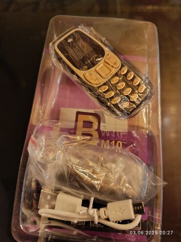 kamerasız telefon: Qara və qızılı rəngdə olan BM10 mini mobil telefonu. Bu, yığcam