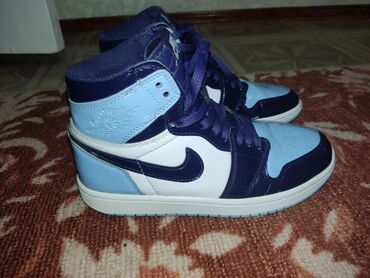 обувь джордан: Голубые 1 Джорданы.Б/У, отличное состояние, 38 размер