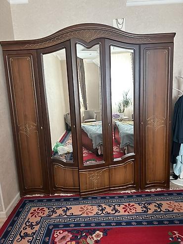 Спальный гарнитур в классическом стиле, цвет — тёмное дерево с