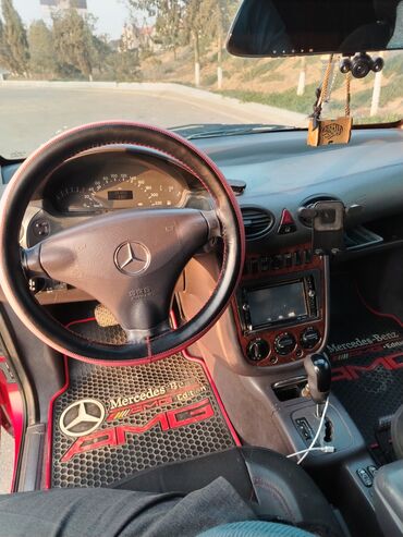 Mercedes-Benz: Mercedes‑Benz A‑Class (A140/A160 seriyasına oxşar), qırmızı rəngli, 5 — 12