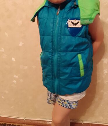 Верхняя одежда: Жалетка на мальчика 3-4годика 300 сом,шапочки в подарок