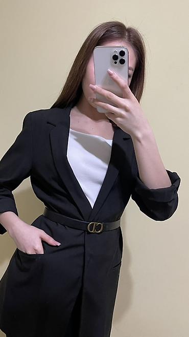 Пиджаки, жакеты: Женский удлиненный черный пиджак - Классический крой с лацканами — 1