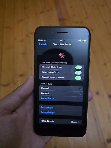 iphone 13 qara: IPhone 8 Plus, 64 GB, Qara, Barmaq izi — 7