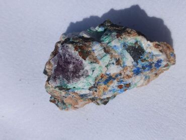 Kristali i minerali: Ovaj prirodni mineralni uzorak prikazuje kombinaciju zemljanih tonova — 6