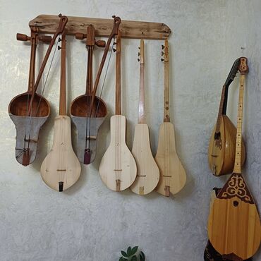 Комузы: Оруктон жасалган комуздар жана кылкыяктар сатылат, уста озу комузчу — 16