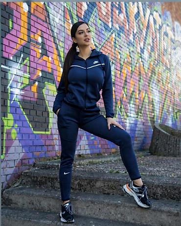 Gornji i donji deo: M L XL 2XL
Cena 3200 din — 1