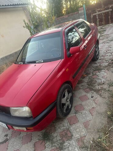 кемпинг дом на колесах: Красный седан Volkswagen Jetta, оснащенный черными литыми дисками