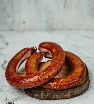 Мясная и рыбная продукция: Evdə hazırlanmış hisə verilmiş kolbasa, təbii ədviyyatlarla