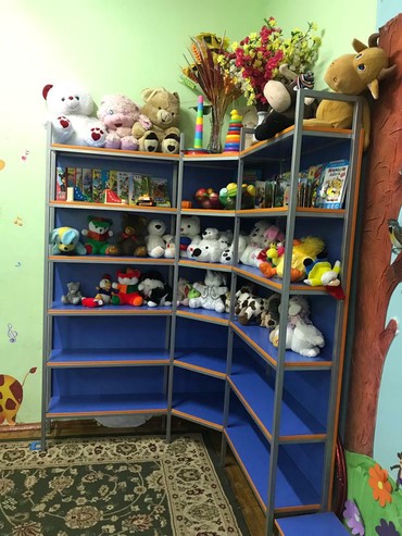 мебель в детский сад: Угловой стеллаж для игрушек или книг. Отлично подходит для детского