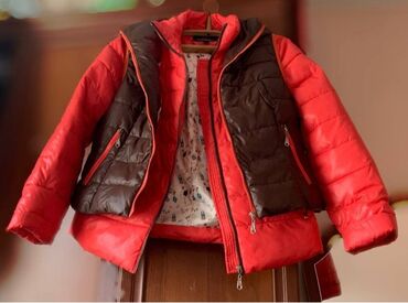красная куртка: Продается осенняя куртка два в одном, куртка+жилетка, розового цвета