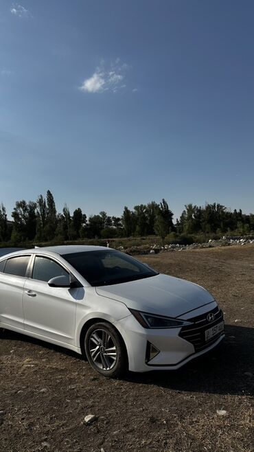 передвижной дом: Белый седан Hyundai Elantra с современным дизайном, включающим
