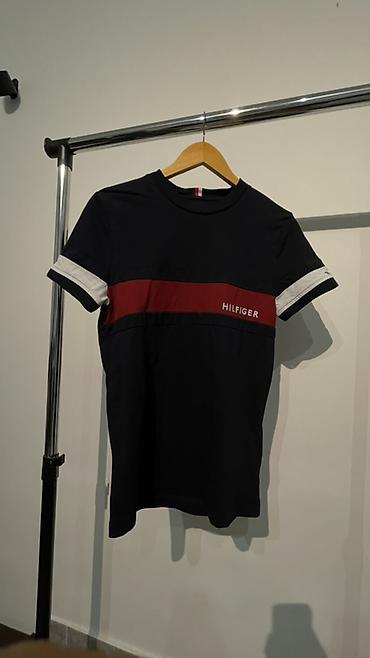 lil solid accessories: Muška majica kratkih rukava, tamnoplava boja. Preko grudi prolazi — 1