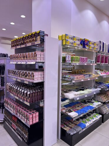 Rəf vitrinləri: Magaza ucun vitrinler hundurluk 1.50 en 090 sm. Divar vitrinleri ise — 9