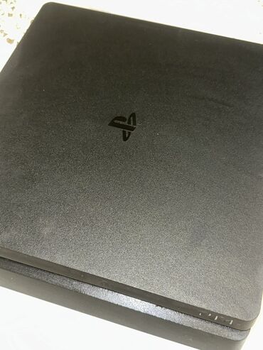 PS4 (Sony Playstation 4): PlayStation 4 Slim oyun konsolu. 1 costiklə, karobkasız