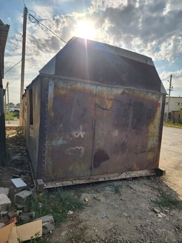 дом вагон на колесах: Срочно продаю вагон. Длина 8 метров. ширина 3 метра. внутри 3 комнаты