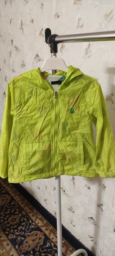 зеленый пиджак: Продам лёгкую ветровку в отличном состоянии, внутри сетка.На возраст