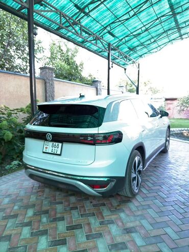 электромобиль neta: Белый электрический внедорожник Volkswagen ID.6 с современным