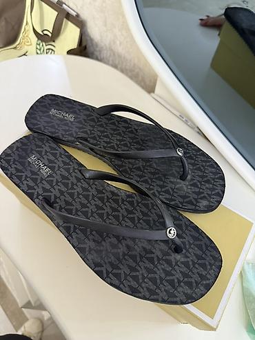 Босоножки, сандалии, шлепанцы: Michael Kors Jinx Flip Flop – uniseks şip-şip - Brend: Michael Kors - — 2