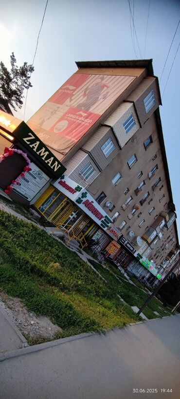 срочно продаётся 1 комнатная квартира в районе ошского рынка по улице молодая гвардия токтогула: 2 бөлмө, 62 кв. м, 106-серия, 3 кабат
