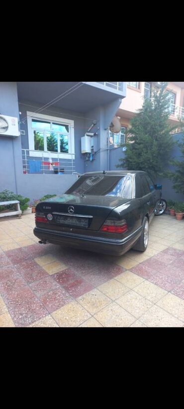 Mercedes-Benz: Mercedes-Benz E 220: 2.2 l | 1994 il Sedan -da lalafo.az — 4 Mercedes-Benz: Mercedes-Benz E 220: 2.2 l | 1994 il Sedan — 4