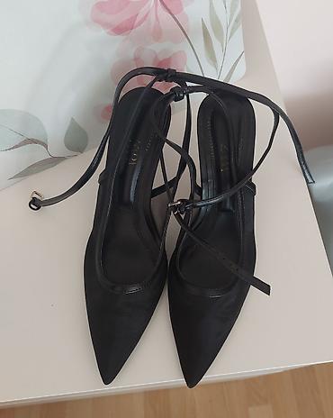 cipele za ples: Crne elegantne salonke sa tankom štiklom i kaišićima oko zgloba. - — 1