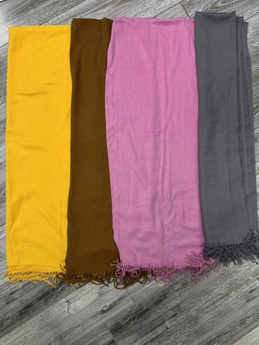 красный галстук: Палантин/шарф однотонный с кисточками по краям. На фото представлены