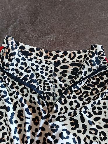 Ženske pantalone sa leopard printom i crvenim bočnim trakama - Model — 7
