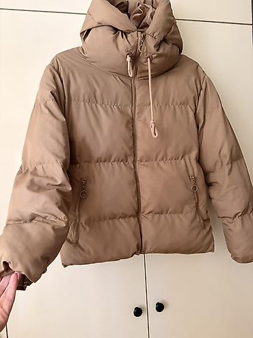 Qısa şişme gödəkçə – bej/karamel rəng - Model: qısa kəsim, oversize