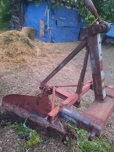 traktor yumze: Traktor üçün 3 nöqtəli asqıya qoşulan torpaq bıçağı (arxa bıçaq/grader — 2