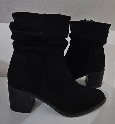 Personal Items: Ankle boots, 37