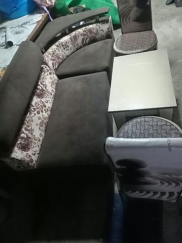 2 nəfərlik taxt dosəyi: Mebel dəsti - Geniş iş/servis masası: ağ rəngli, üst hissədə çoxgözlü — 4