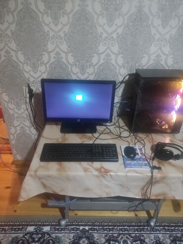 принтер hp: HP monitoru, klaviatura, qulaqlıq və siçanı olan qara rəngli kompüter